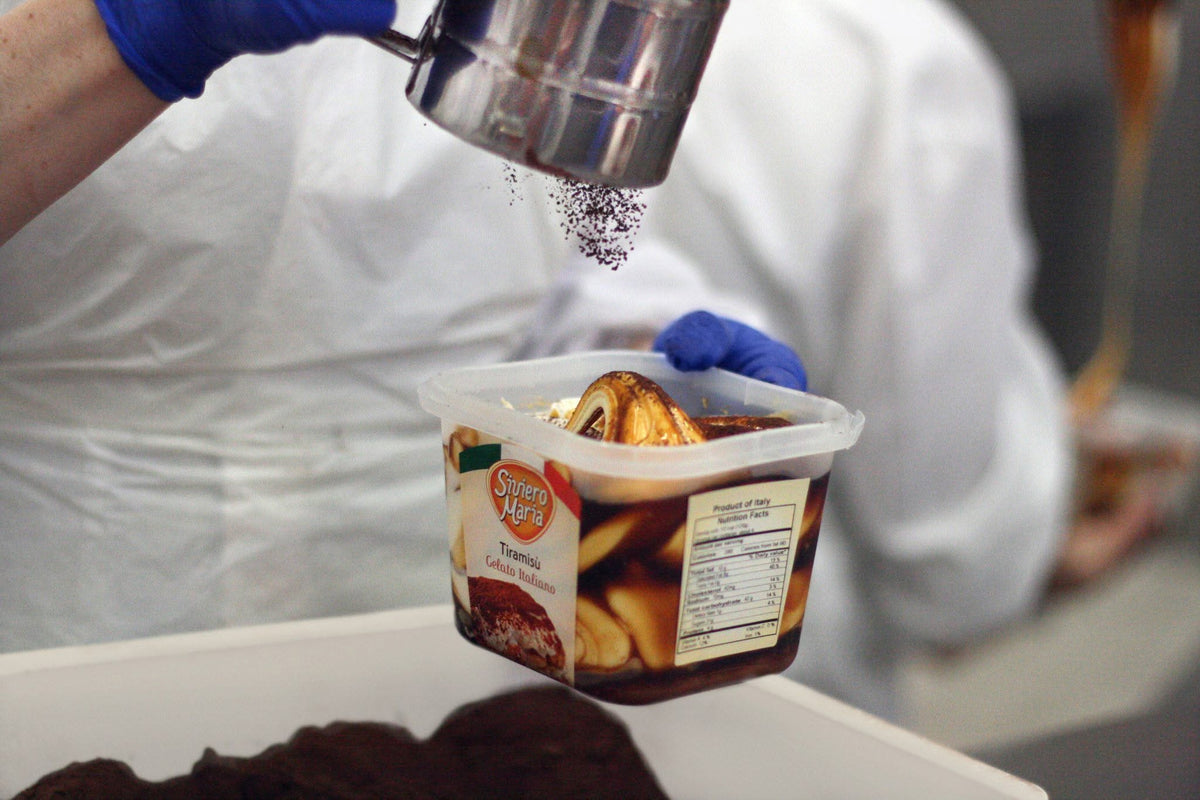 Tiramisù Gelato Italiano von Siviero Maria wird in der Produktion mit Kakao bestäubt