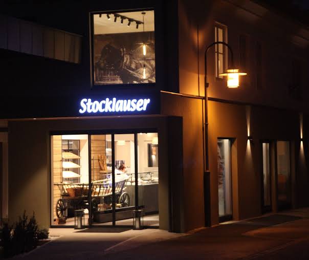Bäckerei Stocklauser in Weitensfeld am Abend