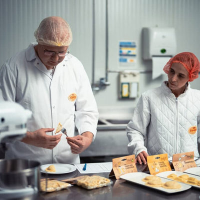 Produktion bei Karnerta: Verkostung der Teigtaschen