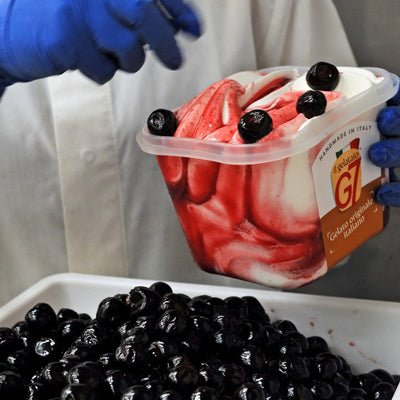 G7 Gelato mit Kirschen in der Produktion