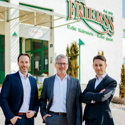 Die Familie Frierss vor dem Betrieb